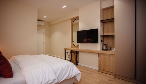 mesi bridge room