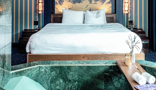 Basic Suite, 1 King Bed, Bathtub