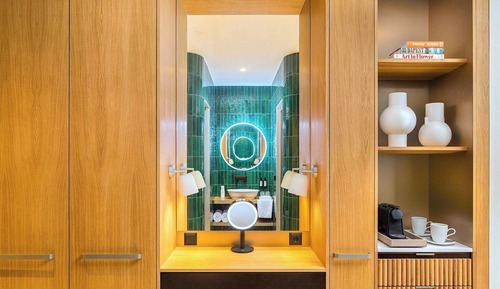 Room (Essential)