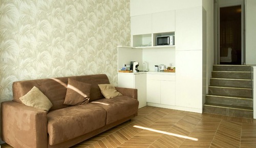 Standard House, Non Smoking