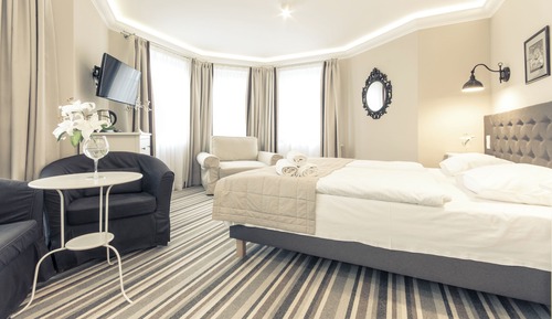Deluxe Room with King-size bed and balcony