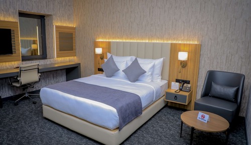 Deluxe Room, 1 Queen Bed, Non Smoking, City View