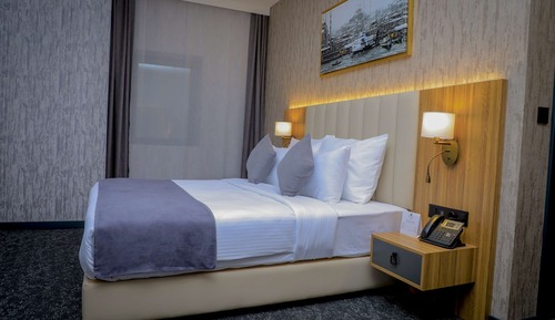 Deluxe Room, 1 Queen Bed, Non Smoking, Garden View