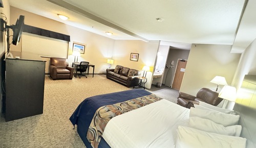 Suite King With 2 Recliner With Couch & Tub Shower