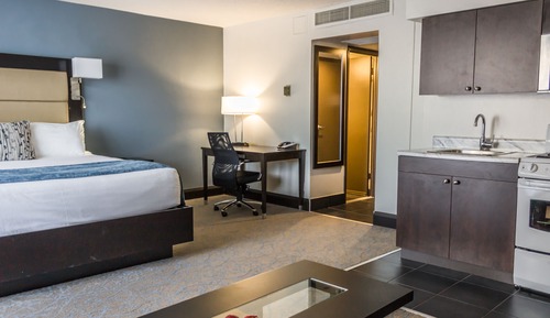 Bachelor Suite 1 King Bed