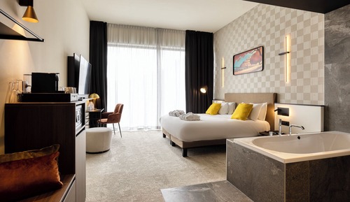 Junior Suite, 1 King Bed, Bathtub, River View
