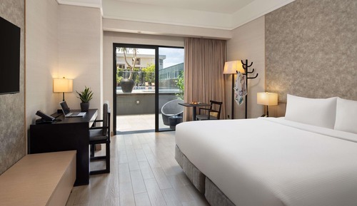 Deluxe Poolside Room, 1 King Bed