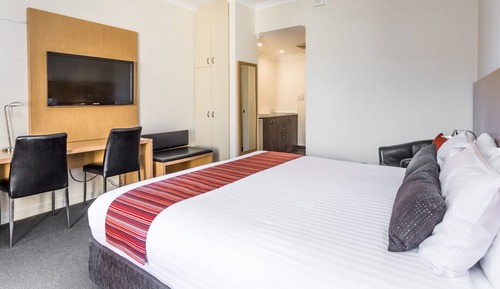 Deluxe Room, 1 King Bed (Deluxe King Room)