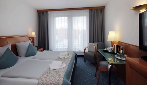 Comfort Room, 1 Queen Bed, Courtyard View (Quiet Location)