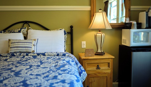 Queen Room with Courtyard View