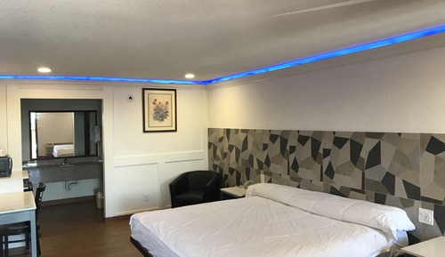 Room, 1 King Bed, Smoking