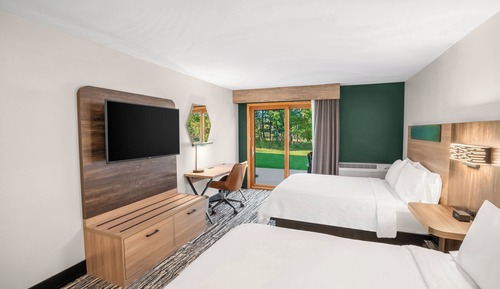 Room, 2 Queen Beds, Mobility Accessible, Lake View