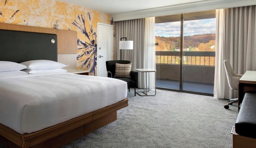 Club Room, 1 King Bed, Non Smoking, Balcony