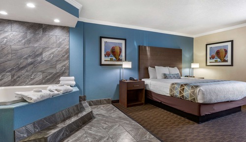 Suite, 1 King Bed with Sofa bed, Non Smoking, Jetted Tub (with Sofabed)