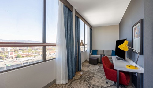 Junior Suite, 1 King Bed, Mountain View, Corner