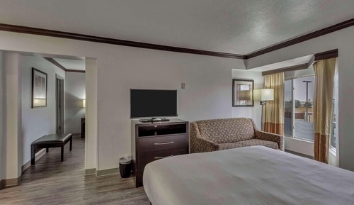 Studio Suite, 1 King Bed, Accessible, Non Smoking (Roll-in Shower)