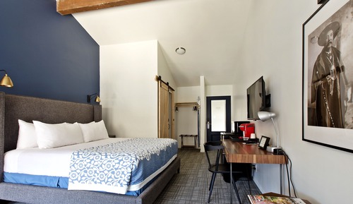 Classic Room, 1 King Bed, Patio or Balcony, Pool View