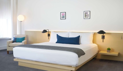 Deluxe Room, 1 King Bed, Roll-in Shower