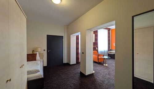 Family Room, 3 Twin Beds (Cozy Sitting Corner)