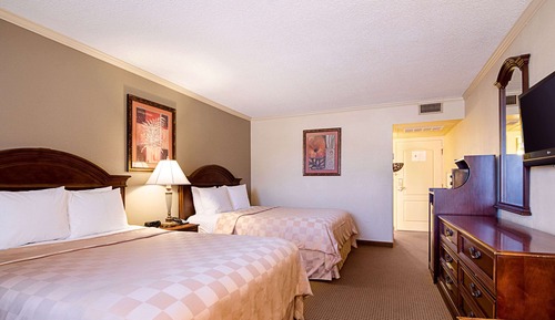 Room, 2 Queen Beds, Non Smoking, Bathtub (Upgrade)