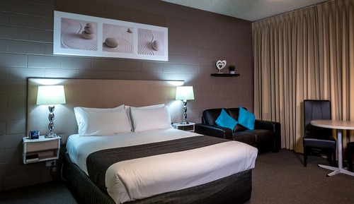Deluxe Queen Suite