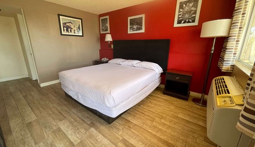 Room, 1 King Bed, Accessible, Non Smoking (Mobility, Bathtub w/Grab Bars)
