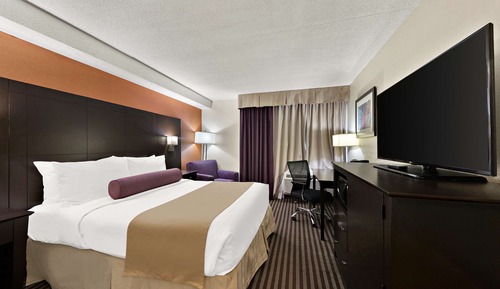 Standard Room, 1 Queen Bed, Non Smoking, Refrigerator & Microwave