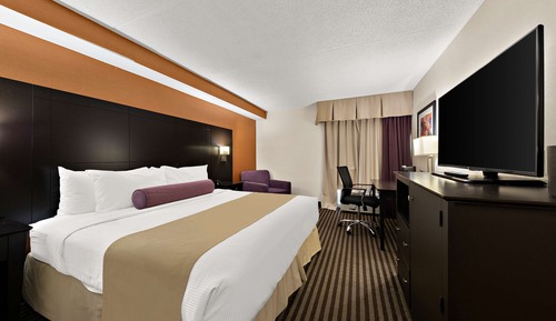 Standard Room, 1 King Bed, Non Smoking, Refrigerator & Microwave (1st Floor)