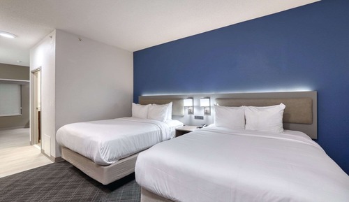 2 Queen Beds - Accessible