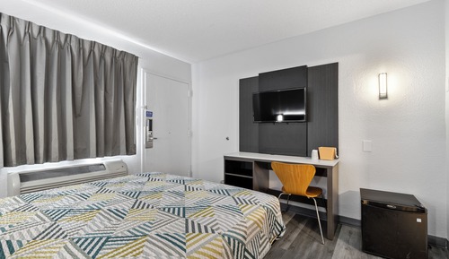 Deluxe Room, 1 Queen Bed, Non Smoking, Refrigerator