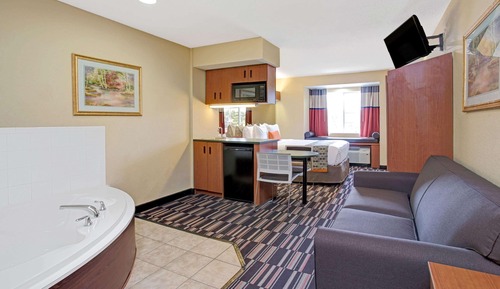 Deluxe Studio Suite, 1 Queen Bed, Non Smoking