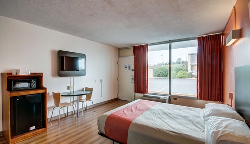 Deluxe Room, 1 Queen Bed, Smoking, Refrigerator & Microwave