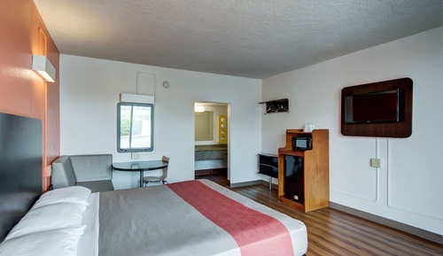 Deluxe Room, 1 King Bed, Smoking, Refrigerator & Microwave
