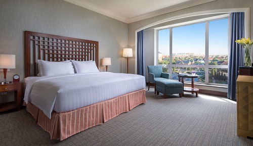 Business Room, 1 King Bed, Non Smoking (Superior)