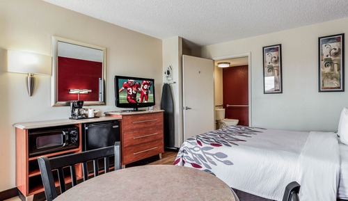 Deluxe Room, 1 Queen Bed, Accessible (Smoke Free)
