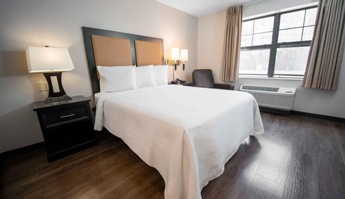 Deluxe Studio, 1 Queen Bed with Sofa bed, Non Smoking