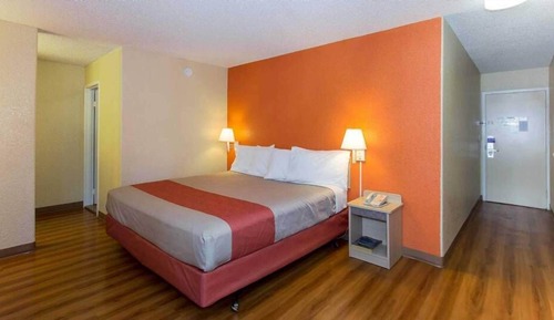 Standard Room, 1 King Bed, Accessible, Non Smoking