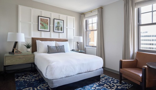 Queen Guestroom Accessible