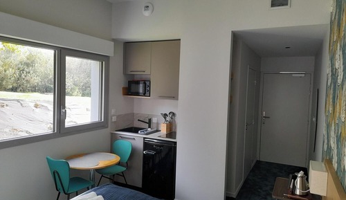 Comfort Studio, 1 Queen Bed, Kitchenette, Garden View
