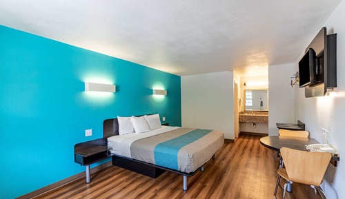 Deluxe Room, 1 Queen Bed, Non Smoking, Refrigerator & Microwave