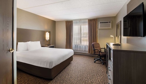 Senior Room, 1 Queen Bed, Accessible, Non Smoking