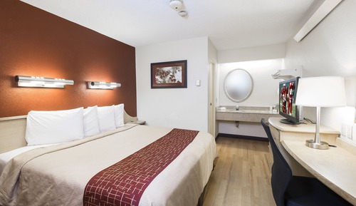 Standard Room, 1 King Bed (Smoke Free)