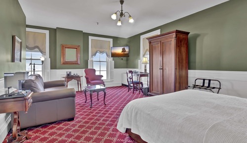 Premium Queen Riverside