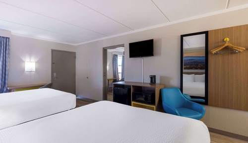 Suite, 1 Bedroom, Non Smoking (2 Queen and 1 King)