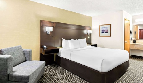 Standard Room, 1 King Bed, Accessible, Non Smoking