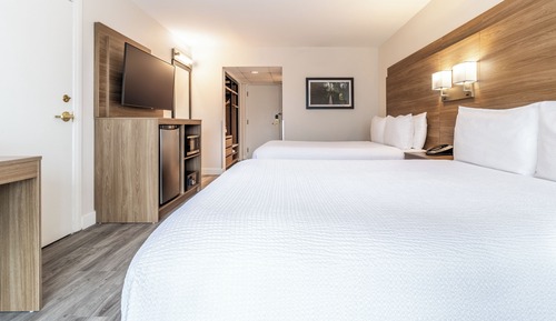 Room, 2 Queen Beds, Roll-in Shower