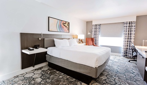 Room, 1 King Bed (Drinks & Snacks)