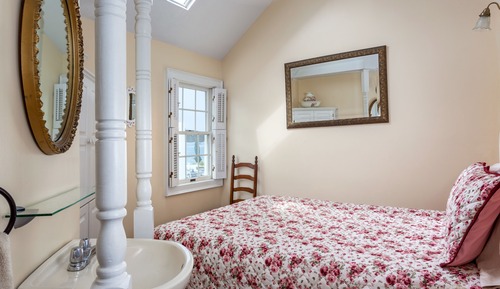 Doll House (Pet Friendly)