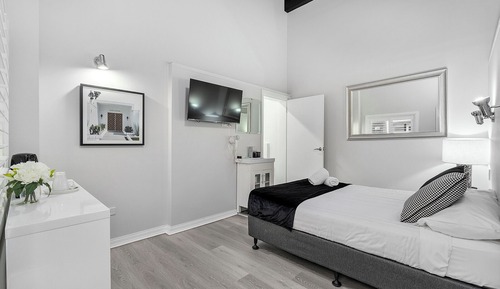 Deluxe Queen Ensuite