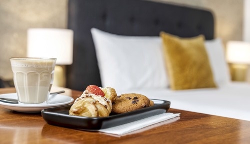 Standard Queen Room, Free Wi-Fi & Parking